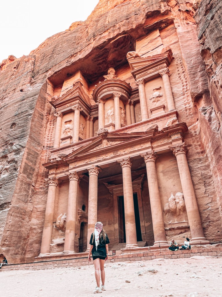 Viajera mirando el Tesoro de Petra en Jordania, guía para visitar la maravilla del mundo tallada en piedra