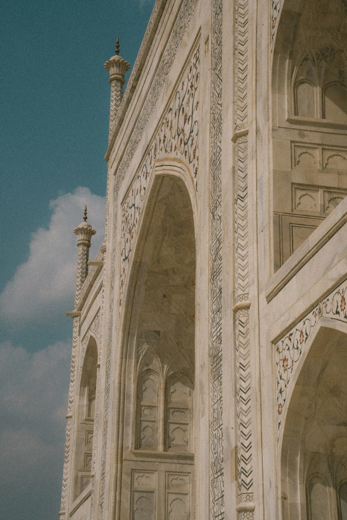 Primer plano a los detalles del mausoleo en el Taj Mahal, una maravilla de lejos y de cerca
