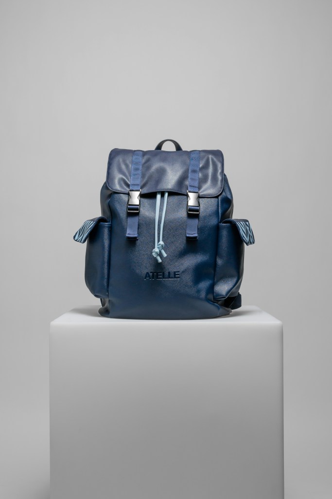 Mochila de cabina azul, tamaño perfecto para usar como articulo personal en el avión