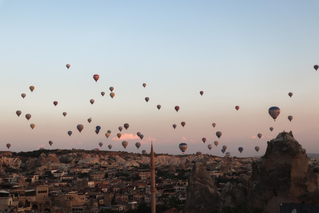 Descubre Capadocia, Turquía. Cómo llegar, volar en globo, rutas turísticas, hoteles cueva y tips para recorrerla barato.